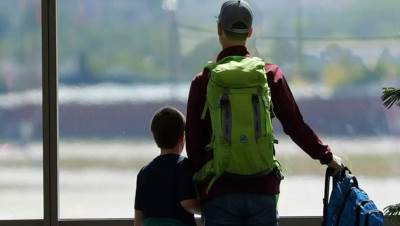 إدارة بايدن تقترح قانونا يحظر على شركات الطيران فرض رسوم مقابل جلوس الأطفال بجانب آبائهم