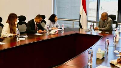 الكهرباء: تطوير الشبكة القومية الموحدة والتوسع فى الاعتماد على الطاقات المتجددة لخفض استهلاك الوقود وتقليل انبعاثات الكربون