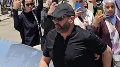 السقا وأيتن عامر  يحضرون جنازة المنتج تامر فتحى