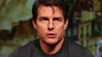 توم كروز يختتم أولمبياد باريس بمجازفة بهلوانية