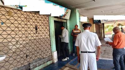 رئيس جهاز الشروق يواصل جولاته التفقدية بالمدينة.. وغلق وتشميع 11 محلاً مخالفاً بالمدينة