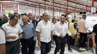 رئيس الوزراء يتفقد مصنع "أليكس اباريلز" للملابس الجاهزة