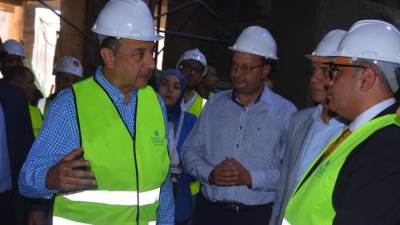 وزير قطاع الأعمال العام يقوم بجولة تفقدية لمشروع تطوير فندق "شبرد" التاريخي