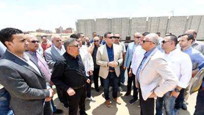 وزير الإسكان يتفقد وحدات "سكن لكل المصريين" وتطوير محاور الطرق