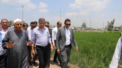 وزير الزراعة يتفقد في دمنهور حقول إرشادية لنظم الري الحديث باستخدام الطاقة الشمسية