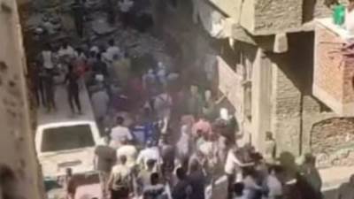 انتشال جثتى سيدة ورجل من أسفل أنقاض عقار الساحل المنهار