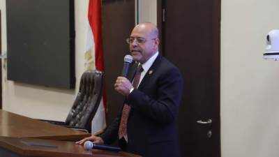 وزير العمل يُسلم عقود عمل لذوي همم بمحافظتي القاهرة والإسماعيلية