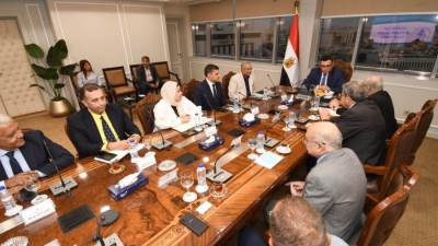 وزير الإسكان يلتقى مسئولى الاتحاد المصرى لمقاولي التشييد والبناء لبحث التحديات التى تواجه شركات المقاولات