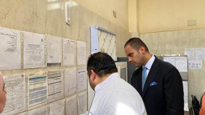 نائب وزير الصحة يتفقد مركز طبي التجمع الخامس ويوصي بصرف مكافأة لـ«مثقفة صحية»