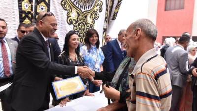 وزير العمل يُسلم عقود عمل لذوي همم وجوائز وشهادات لخريجي مراكز التدريب المهني