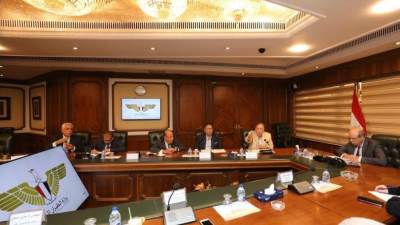 وزير الطيران يتباحث مع الاتحاد المصري لجمعيات ومؤسسات المستثمرين حول الرؤى لجذب الإستثمارات