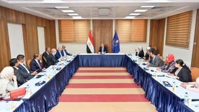 رئيس هيئة الدواء يبحث التعاون مع ممثلي الشركات والمصانع الصغيرة والمتوسطة بغرفة صناعة الأدوية