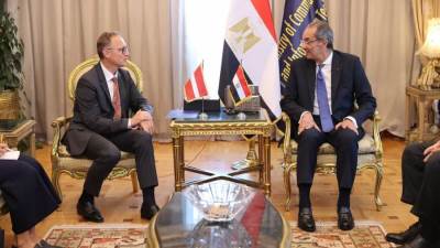 وزير الاتصالات يبحث مع سفير لاتفيا تعزيز التعاون فى مجالات التحول الرقمى والتعهيد