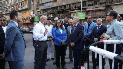 وزيرة التنمية المحلية ومحافظ القاهرة يتفقدان أعمال إزالة حريق عقاري الموسكي