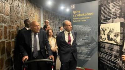 وزير الخارجية يزور النصب التذكاري الخاص بضحايا الإبادة الجماعية في كيجالي