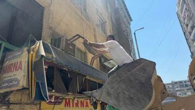 الجيزة تزيل تعديات وإشغالات المحال التجارية والباعة الجائلين بالطوابق والمنشية