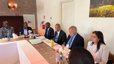 وزير الخارجية والهجرة يشارك في مائدة مستديرة مع عدد من رجال الأعمال الروانديين
