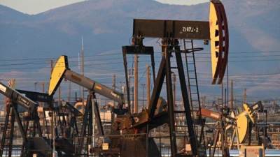 النفط ينهى سلسلة مكاسب متتالية مع تزايد المخاوف حيال الطلب