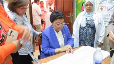 نائب وزير الصحة توصي بزيادة معدلات تغطية الصحة الانجابية  في المركز الحضري بالكرنك