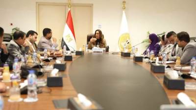 وزيرة التنمية المحلية تلتقي بالصحفيين المعتمدين لدي الوزارة لإستعراض ملفات العمل