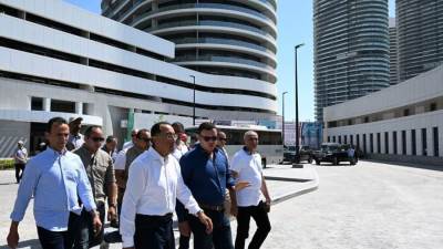 مدبولي يتفقد عددا من الوحدات السكنية والشاليهات التى يتم تسليمها اليوم بمدينة العلمين