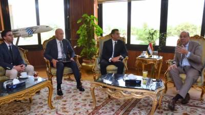 وزير الطيران المدنى يلتقى بنائب رئيس المبيعات والتسويق بمنطقة الشرق الأوسط وتركيا لشركة بوينج العالمية