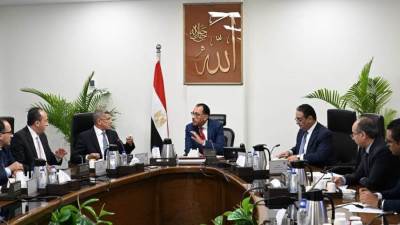 مدبولي يتابع مع الرئيس التنفيذي لوكالة الفضاء المصرية عدداً من ملفات العمل