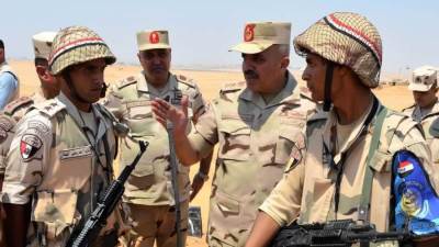 الفريق أحمد خليفة يتفقد إحدى المراحل التدريبية لمشروع تكتيكي بجنود بنطاق الجيش الثالث الميداني