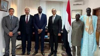 سفير مصر بداكار يبحث مع مدير عام هيئة المعارض السنغالية تعزيز التعاون بين البلدين
