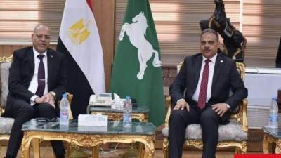 حازم الأشموني يُسلم الوزير جبران "درع المحافظة"