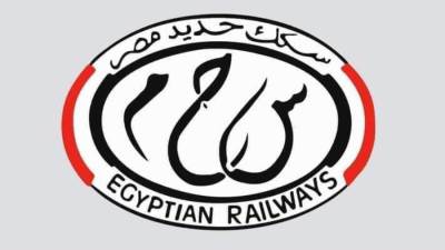 السكة الحديد اقتحام سيارة مقطورة مزلقان القاعدة الجوية المغلق بخط القباري