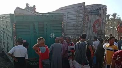 اصطدام قطار برج العرب الداخلي بسيارتي نقل "تريلا".. وتوقف حركة السير