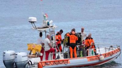 انتشال جثتين من داخل اليخت الغارق قبالة السواحل الإيطالية