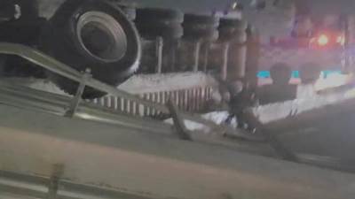 انقلاب شاحنة ضخمة أمام كارفور المعادي يتسبب في انقسامها لنصفين