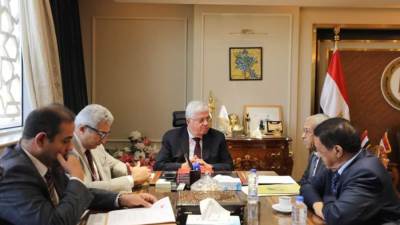 وزير التعليم العالي يبحث مع السفير السوداني بالقاهرة سبل التعاون
