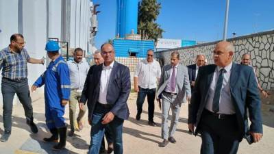 نائب وزير الإسكان يجتمع باللجنة المُشكلة لدراسة موقف خدمات مياه الشرب والصرف الصحي بمطروح