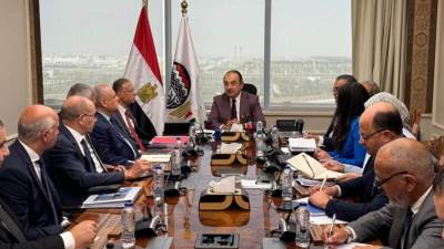 وزير قطاع الأعمال يعقد اجتماعًا بالأعضاء المنتدبين للشركات القابضة التابعة للوزارة