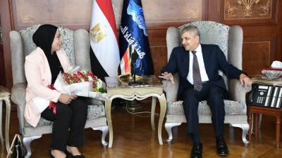 الفريق أسامة ربيع يكرم البطلة الأولمبية "سارة سمير" ويؤكد دعم قناة السويس لأبطال مصر 