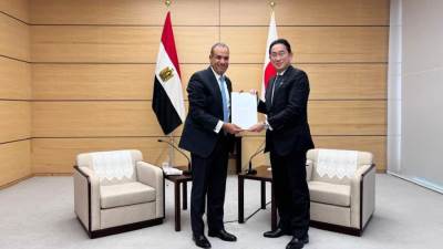 وزير الخارجية يسلم رسالة من الرئيس السيسي إلى رئيس وزراء اليابان