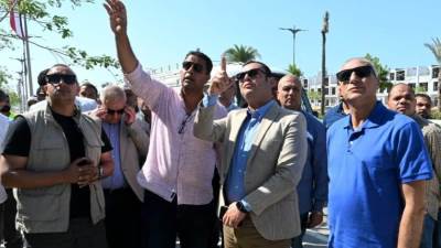 وزير الإسكان يتفقد أعمال تنفيذ الوحدات والفيلات والمرافق والطرق بكمبوند "مزارين" بمدينة العلمين الجديدة