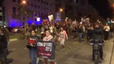 إعلام إسرائيلي: مظاهرات في تل أبيب لعائلات المحتجزين بغزة