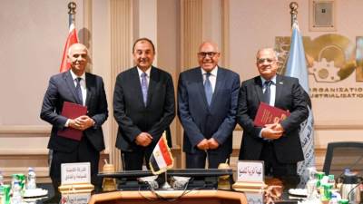 وزير قطاع الأعمال ورئيس هيئة التصنيع يشهدان توقيع تعاون لدعم وتعميق التصنيع المحلي