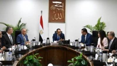 رئيس الوزراء يستعرض الحلول المقترحة للتعامل مع مشاكل التلوث بأحد المصارف