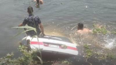 سقوط سيارة ميكروباص في ترعة المريوطية بمنطقة أبوالنمرس