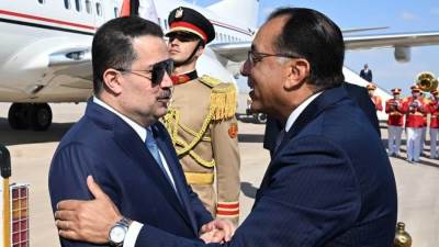 مدبولي يستقبل رئيس الوزراء العراقي بمطار العلمين الدولي 