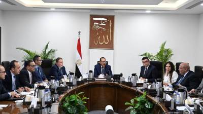 رئيس الوزراء يناقش مسودة قانون يحكم عمل مناطق المال والأعمال