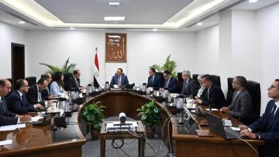 رئيس الوزراء يتابع إجراءات صرف تعويضات المتضررين من المحاور المرورية