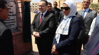 المشرف على مكتب وزير الإسكان يضع حجر الأساس لإنشاء قاعة مؤتمرات وأرض معارض ومول تجاري بمدينة الشيخ زايد