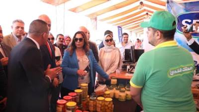 وزيرة التنمية المحلية ومحافظ القليوبية يفتتحان معرضي " أيادي مصر " و" صنع في القليوبية " للحرف اليدوية والتراثية