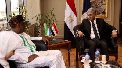 وزير السياحة يلتقي بسفير سيراليون بالقاهرة لبحث التعاون في مجال السياحة